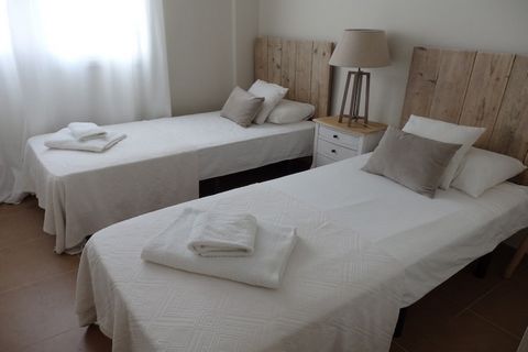 Este cómodo apartamento con piscina comunitaria se encuentra situado en Pego, un municipio español de Alicante. Dese un baño refrescante en la piscina para seguidamente disfrutar de la tranquilidad y el espacio en las tumbonas de su propia terraza. E...