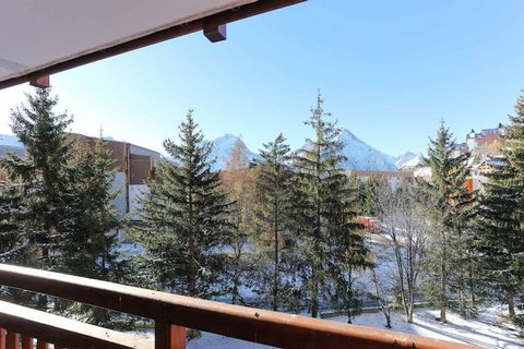 Located just 150 meters from the ski area, this third-floor apartment on Rue des Sagnes offers a comfortable and practical base for your mountain getaway. With elevator access and a private balcony, it’s ideal for small groups or families seeking pro...