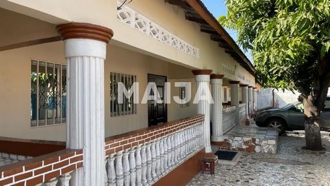 Ervaar de perfecte mix van comfort en gemak in deze prachtige eengezinswoning in Brikama, Gambia. Dit huis met 6 slaapkamers en 5 badkamers beschikt over een ruime woonkamer van 180 vierkante meter, een bebouwde oppervlakte van 340 vierkante meter en...