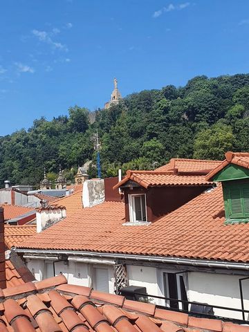 Century 21 Xirimiri vende piso en exclusiva para entrar a vivir, totalmente exterior, con muy buena ubicación situado en la Plaza Sarriegi en la Parte Vieja de Donosti, muy cerca de la playa , zona comercial, de ocio y transporte . Al tener amplios v...