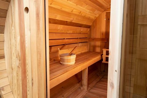 Boscomfort gecombineerd met privé wellness Kom tot rust in dit prachtig vormgegeven houten vakantiehuis, ontworpen als aanvulling op de rustgevende natuur van Noord-Brabant. Perfect voor gezinnen of groepen tot zes personen. Deze wellnessretraite bes...