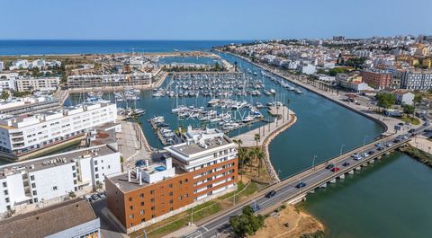 Localizado numa das áreas de investimento mais procuradas em Lagos a Marina, este excecional apartamento de 3 quartos oferece uma rara oportunidade de possuir uma propriedade premium com vistas deslumbrantes e uma conveniência imbatível. Com forte po...