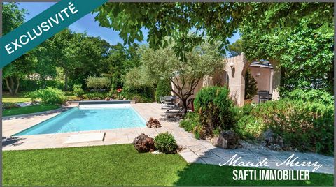 Superbe propriété - villa quasiment de plain-pied de 150 m2 - 3 chambres dont une suite parentale - un bureau - garage attenant à la maison - eau de ville et forage - terrain superbement entretenu de près de 1800 m2 clôturé et sans aucun vis...