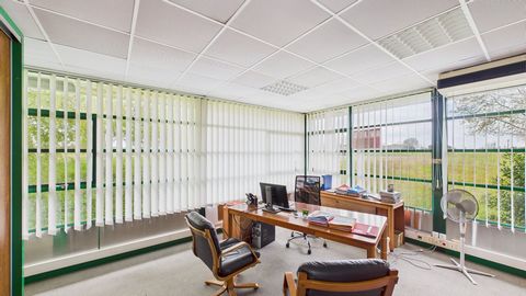 Location local d'activité, bureaux, show room et atelier de 3 745 m² proche autoroute