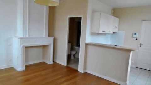 Idéalement situé au centre ville de Saintes, studio de 24 m2 avec un coin cuisine équipée et une salle de bain . Libre en juiillet 2023. Dépôt de garantie : 330 euros - Honoraires à la charge du locataire: 264 euros TTC. Logement à consommation énerg...