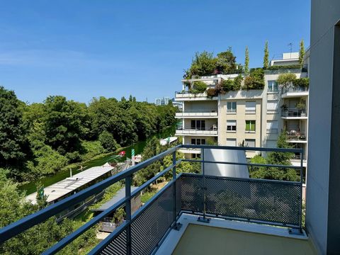 Quartier de la Ferme à 92130 Issy-les Moulineaux : Magnifique 3 Pieces d'une surface de 74,28 m2 Loi Carrez avec 13,55 de balcons, 87,83 m2 surface totale utilisable, suspendu aux Bords de la Seine, et face à l'Île Saint-Germain. L’appartement est si...