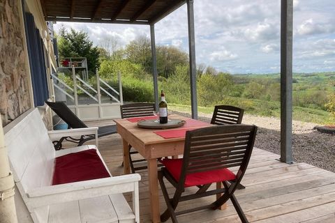 Des frais optionnels de services et utilités d'un montant de EUR 60,00 seront facturés avant votre arrivée. Les détails sont fournis ci-dessous. Cette maison de vacances à Cuzy est située sur un terrain en partie boisé, à flanc de colline. L'appartem...