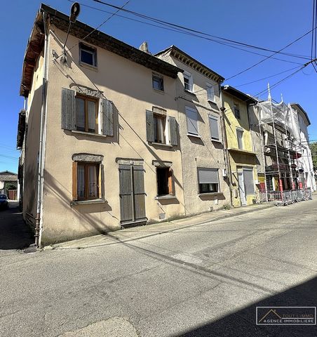 Ideally located in the heart of the city center of the PEAGE DE ROUSSILLON, this townhouse offers great potential thanks to its beautiful volumes. On the ground floor, you will discover a living room of 25 m2, an independent kitchen of 12 m2 and a to...