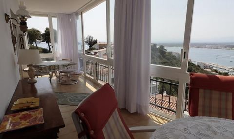 Dit ruime appartement met twee slaapkamers biedt een adembenemend uitzicht op de intens blauwe zee, de baai van Roses en de eindeloze schoonheid van de Alt Empordà. De badkamer en het aparte toilet zijn onlangs gerenoveerd, waardoor u een ruimte heef...