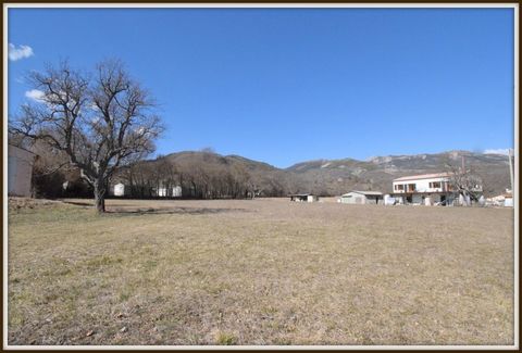 CASTELLANE terrain plat à bâtir avec permis valide pour villa et hangar Vidéo disponible