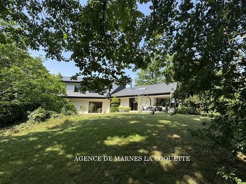 Dans un cadre verdoyant maison d'architecte de 240m2 habitables sur un terrain arboré de 1150m2 offrant une belle entrée avec vestiaires et WC invités, 100m2 de réceptions de plain-pied sur terrasse aménagée sud, une cuisine équipée donnant sur salle...
