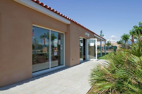 A medium-sized vacation park with an ideal location, centrally located in the popular Provence region. The active vacationer can, for example, visit the famous Mont-Ventoux, the historic city of Avignon or one of the many typical picturesque Provença...