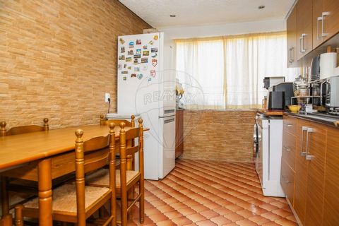 Apartamento T2 situado no Forte da Casa, concelho de Vila Franca de Xira.     Com uma área total de 75,60m2, este apartamento apresenta:    · Cozinha semi-equipada;  · Sala de estar com varanda;  · Dois quartos com varanda;  · Casa de banho com base ...