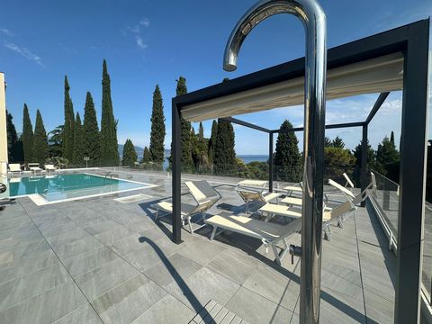 In het hart van Gardone Riviera, op slechts 100 meter van de oevers van het Gardameer en op korte afstand van de beroemde Vittoriale degli Italiani, zijn er twee driekamerappartementen die een zeldzame kans bieden voor wie op zoek is naar kwaliteitsl...