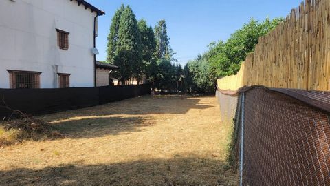 Urban plot for sale – Dehesa de Moratalaz (Illescas) Are you looking for a place to build your ideal house near Madrid but surrounded by nature? We present this magnificent urban plot of 480 m² located in the quiet Dehesa de Moratalaz urbanization, b...