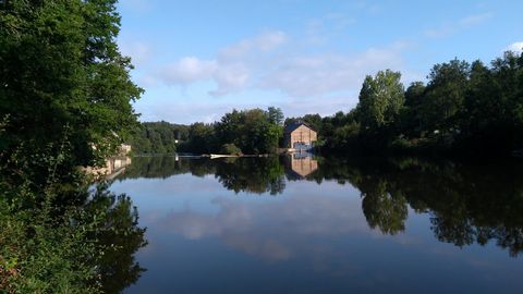 Lac de pêche avec maison rénovée et gîte.
