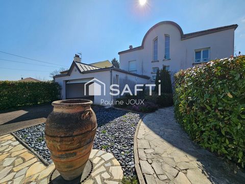 Maison d'architecte spacieuse 375m2 avec terrain et garage
