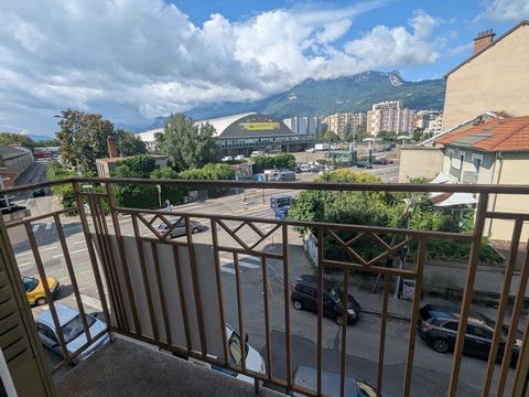 GRENOBLE, Allies On the 2nd floor of an old building with a lot of character, you will be seduced by this 2-room apartment + kitchen completely renovated and very bright. Well laid out, it has a star-shaped entrance leading to a spacious fully equipp...