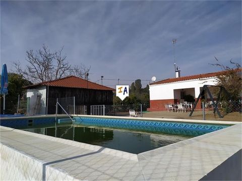 Exklusiv bei uns. Dieses 321 m² große Anwesen befindet sich 5 km von Lora del Río in der Provinz Sevilla und eine 40-minütige Fahrt von der Provinzhauptstadt entfernt. Das Chalet ist in einer überdachten Veranda am Eingang zum Wohn-Esszimmer, Küche, ...