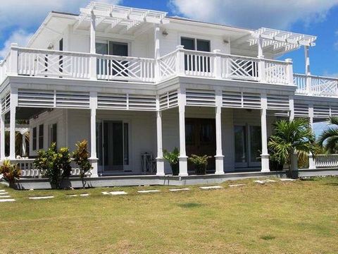 Miss Ruby est exclusive dans les moindres détails avec le style architectural traditionnel des Bahamas tout en bénéficiant d'un mobilier contemporain unique, planchers de bois franc blanc et de hauts plafonds. Les deux maisons disposent d'intérieurs ...