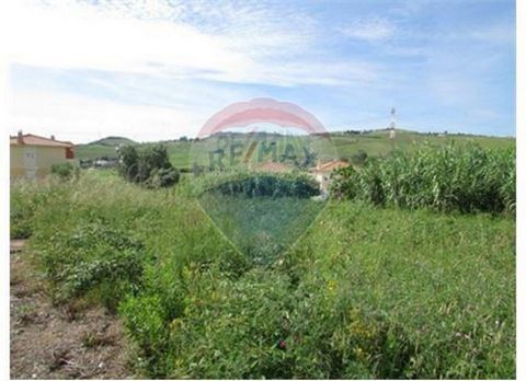 Description Plot of land for construction in Cadafais (Alenquer) in a condominium of villas. Very quiet area. The owner gives in to the available housing project. There are 3 more plots of land for sale in the same location. Plot of land for construc...