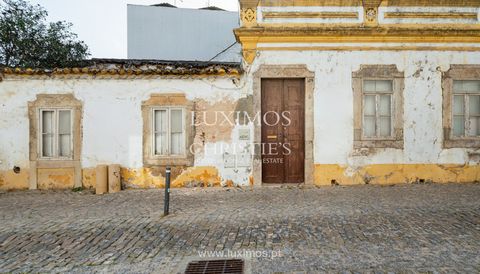 Casa tradicional , en venta en el centro de Tavira , Algarve. Esta propiedad tiene un proyecto aprobado para la reforma total y la construcción de cuatro pisos de 2 dormitorios . Esta propiedad está situada en el corazón del centro histórico de Tavir...