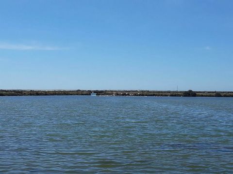 A unique property in the heart of the Ria Formosa nature reserve, an estate with 12,3ha with various urban articles, some rural land and sea salt factory pans. First line on the water front of the channels of the lagoon called Ria Formosa it consists...
