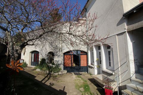 Ideal investor! Near the city center, real estate complex composed of 3 housing currently rented. - Renovated troglodyte property of about 150 m² - A T2 apartment - A garage studio and land. Good profitability!