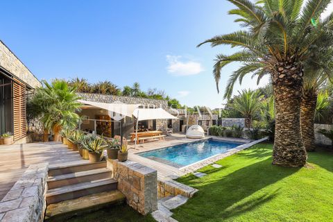 VILLAS KOSKENIA - In the heart of the Basque Coast, halfway between Biarritz and Saint-Jean-de-Luz, near Bidart and in the center of Guéthary, magnificent villa without opposite, to rent for unique vacations. In the foreground, a few steps from the h...