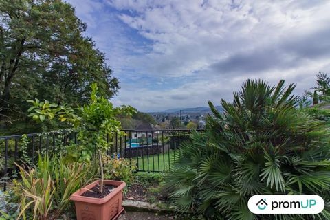 We invite you to come and discover this detached house of 205m2. It is ideally located on the heights of the city and offers a dominant view of the old Terrasson-Lavilledieu. On the ground floor, you will find a T2 apartment of 60m2. It consists of a...
