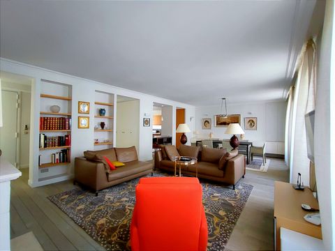 Appartement d'environ 110 m², situé à Paris dans le 7eme arrondissement, avec deux chambres et deux salles de douche La location se trouve à 300 m du métro 