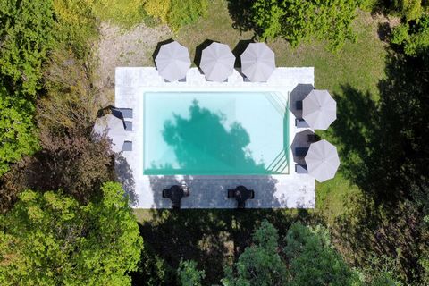 Ten uroczy obiekt, położony pomiędzy Umbrią a Toskanią, posiada piękny basen (otwarty od marca do października), który jest dzielony z innymi gośćmi. Jest to doskonała opcja na wakacje z rodziną lub przyjaciółmi.Dom Santa Lucia ze starym piecem na dr...