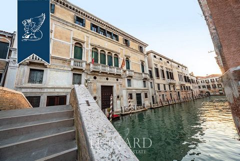 En position centrale exclusive à Venise, au sein d'un prestigieux palais historique , cet élégant appartement de prestige est à vendre. A l’intérieur, une élégante entrée d'apparat avec ascenseur vous accueille et introduit au deuxième étag...