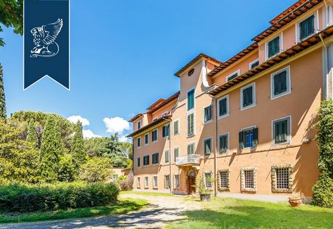 À Montecatini Terme, ville célèbre pour son complexe thermal, cet hôtel historique à vendre est situé dans un emplacement privé, à environ vingt minutes à pied du centre de Montecatini. La structure date de 1700 et a une surface intérieure totale d&a...