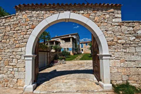 Location: Istarska županija, Tinjan, Brečevići. ISTRIA, TINJAN - This wonderful Istrian stone property with two completely renovated stone houses is located not far from the inevitable Poreč in a small settlement. Upon entering the settlement, the fi...
