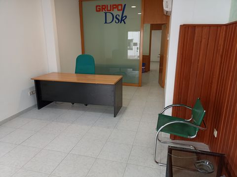 Central commercial premises in Moraira. Ideal and ready for an office, shop, medical or beauty center, etc. It consists of: reception / waiting room, 2 offices, 1 toilet and patio. Air conditioning (hot-cold) in all rooms.