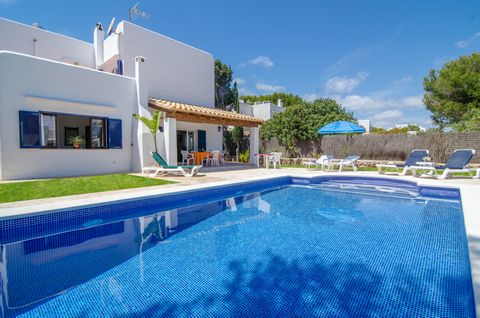 Esta moderna villa en Cala d'Or para 6 personas es perfecta para unas vacaciones en la playa, sin renunciar a una piscina privada. La piscina privada de agua salada de 8,5 m x 4 m, con una profundidad que oscila entre 0,8 m y 2,1 m, está rodeada por ...