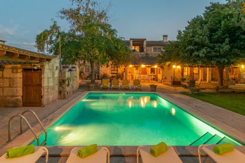 Mooie villa gelegen vlakbij Algaida. Het heeft een privé zwembad en een capaciteit voor 10 personen. De buitenkant van dit pittoreske huis is ideaal om te genieten van het mediterrane klimaat. Omgeven door een prachtige tuin, vindt u een privé chloor...