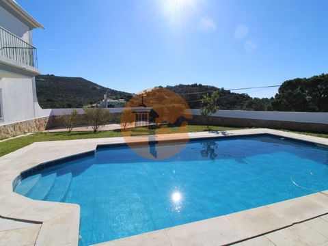 The V4 semi-detached villas, located in a luxury private condominium, offer their residents a breathtaking view of the mountains, in addition to security and a shared swimming pool for everyone to enjoy. With a constructed area of 318m2, each house h...