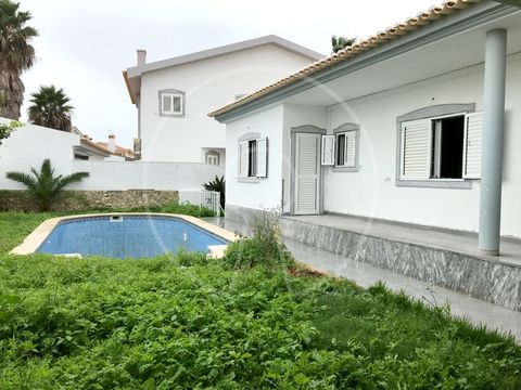 Elegante Villa mit 4 Schlafzimmern, renoviert, in einer sehr ruhigen Gegend, in Belverde, in der Nähe der Strände der Costa und neben einem Waldgebiet, ca. 20 Minuten von Lissabon entfernt. Es ist in ein Grundstück mit 560qm eingefügt und besteht aus...