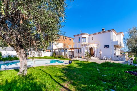 SAINT LAURENT DU VAR, ideally located in the city centre in a residential area, close to shops, schools, transport, road access to the sea and CAP 3000. The agency offers a property with a villa of 156 m² living space, two independent outbuildings (s...