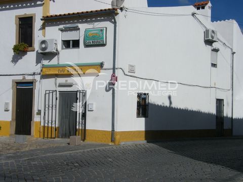 Etablissement commercial situé à Alpalhão à vendre. Au rez-de-chaussée, le café est pratiquement équipé et dispose d’une salle de bain. Le 1er étage comprend une cuisine et une chambre.