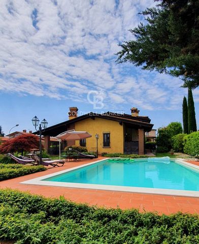 In Moniga del Garda, in a quiet and peaceful residential location about 700 meters from the town and about 800 meters from the beach, we offer an elegant single villa on a plot of over 1000 square meters, well planted and lighted. The classic-style v...