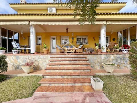 This beautiful house is located in the Haygon area in San Vicente del Raspeig, with all amenities nearby without the need to use the car: supermarkets, restaurants, pharmacies, as well as the University of Alicante just a 10-minute walk away. Living ...