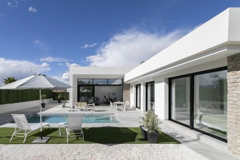 4 beds luxury detached villas in Calasparra. Modern 4-bedroom villas with private pool in a rural area but close to all services, located in Calasparra. Large plots from 545 m2, with a 24.5 m2 private pool included, modern finishes and the highest qu...