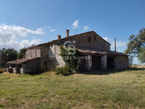 Country house for sale in Sant'Agata Feltria In a beautiful hilly area, near the historic village of Sant'Agata and the village of Maiano, where the quiet and the view are unique, we offer for sale a large stone farmhouse, with entrance on a beautifu...