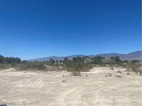 Unique opportunity. Large 4.5-acre parcel. Water rights are in the process of being relinquished, brand new drilled and installed OPERABLE well will be complete and included in purchase price. Come build your dream home! Outstanding views. Nestled ni...