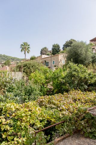 Town house with character to reform on a central street in Puigpunyent. The house has about 200 m2 built distributed over three floors, on a plot of land of about 350 m2. In the outdoor area we highlight the private garden with fruit trees with acces...