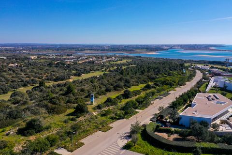 Palmares Beach and Golf Resort offers a beautiful natural landscape spanning from the idyllic Meia Praia beach through the country side and stretching to the picturesque Alvor estuary! The resort offers three 9 hole golf courses, each strategically p...