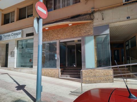 Commercial premises in the center of Calpe renovated to be installed, with top quality materials. Ideal for any type of business. Very good location and unbeatable price. It has lighting, air conditioning, shop window, automated blinds... Very good o...